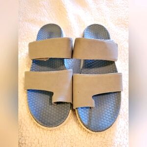 Baretraps womens Size 10m slip on sandals. Tan.